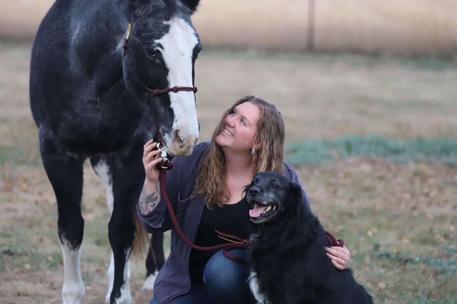 Looking-at-Chey-with-Dexter-photoutils.com_